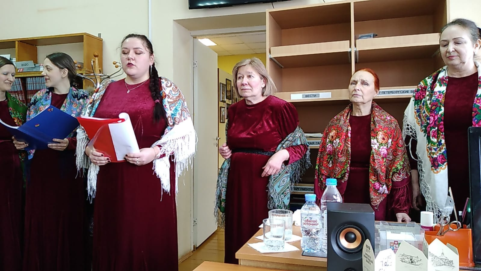 Районная библиотека ломоносов. Библиотека. Ломоносов в библиотеке. Песня про библиотеку есть в районе.